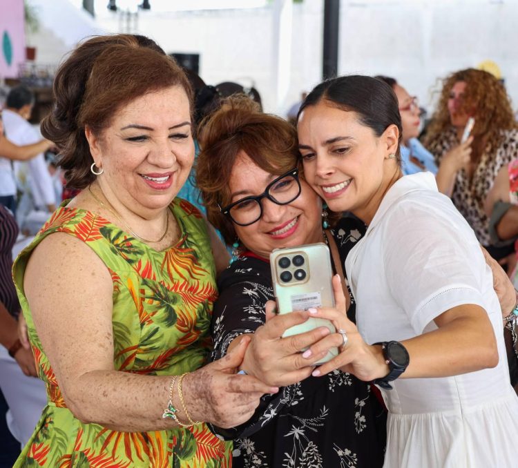 Festeja Ana Paty Peralta a madres sindicalizadas del ayuntamiento de BJ