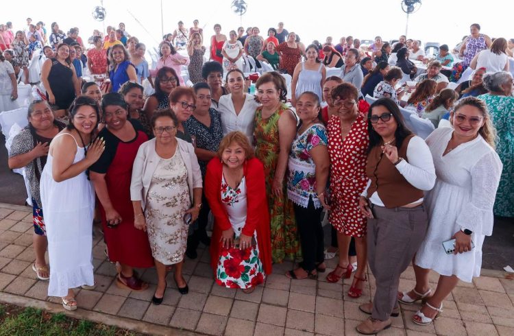 Festeja Ana Paty Peralta a madres sindicalizadas del ayuntamiento de BJ