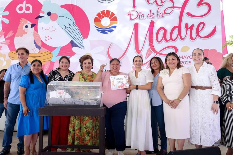 Festeja Ana Paty Peralta a madres sindicalizadas del ayuntamiento de BJ