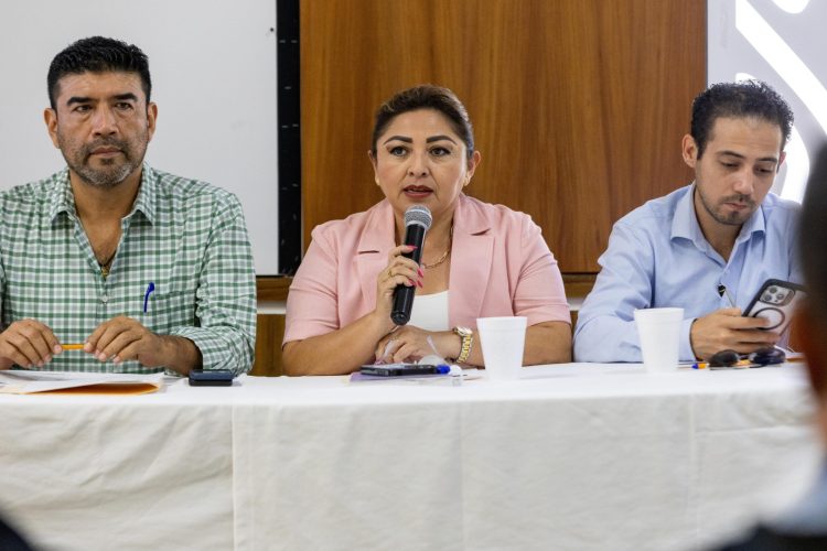 Gobierno de Estefanía Mercado hace equipo con empresas de servicios públicos y privados para poner orden y cuidar Playa del Carmen