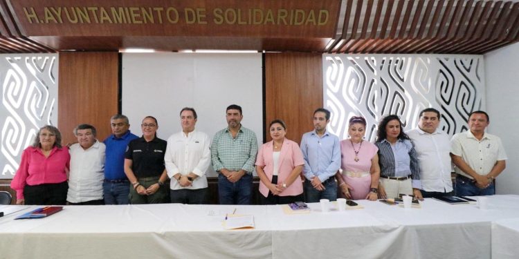 Gobierno de Estefanía Mercado hace equipo con empresas de servicios públicos y privados para poner orden y cuidar Playa del Carmen