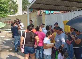 Protestan padres por falta de luz en primaria de Centro; alumnos toman clases fuera de las aulas por el calor