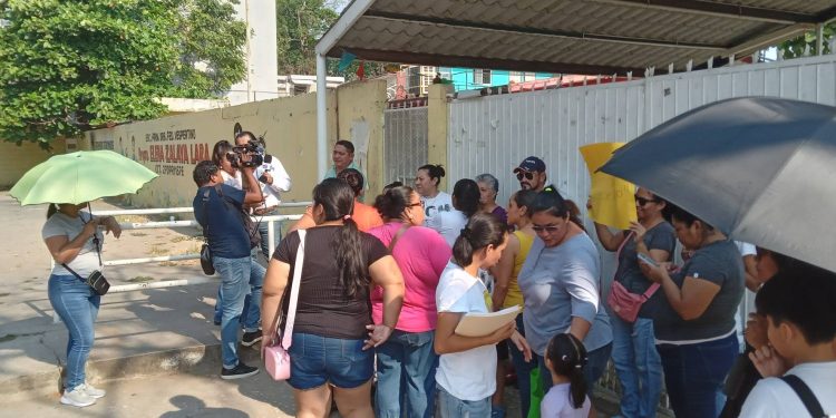 Protestan padres por falta de luz en primaria de Centro; alumnos toman clases fuera de las aulas por el calor