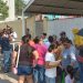 Protestan padres por falta de luz en primaria de Centro; alumnos toman clases fuera de las aulas por el calor