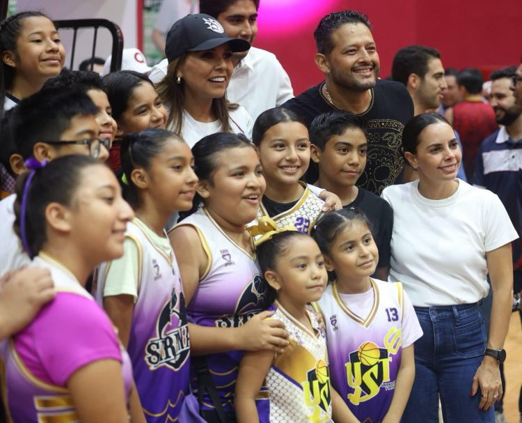 Ana Paty peralta apoya al calor de Cancún femenil en su debut en casa