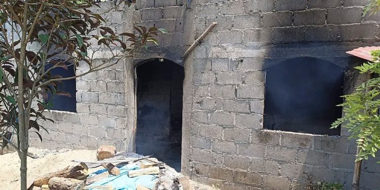 Viviendas incendiadas tras presunto desalojo en Arroyo Hondo, Cárdenas