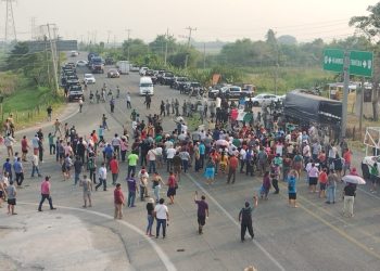 Tras más de 16 horas, continúa bloqueo en la Villahermosa-Frontera por habitantes de Tamulté de las Sabanas