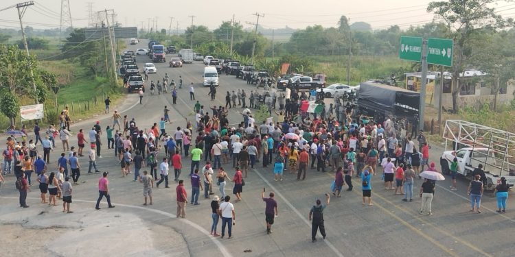 Tras más de 16 horas, continúa bloqueo en la Villahermosa-Frontera por habitantes de Tamulté de las Sabanas