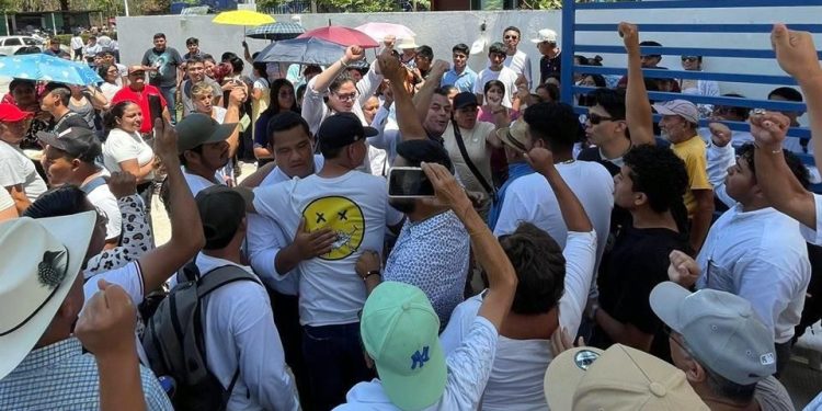 Con gallo universitario, estudiantes del ITSR celebran regreso a clases en Balancán