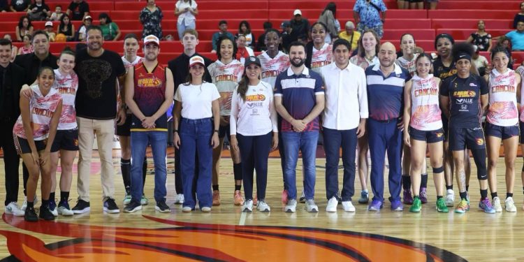 Ana Paty peralta apoya al calor de Cancún femenil en su debut en casa