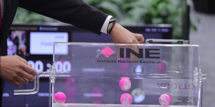 El INE rechazó 30 mil solicitudes para participar como observadores, por ser de personas que militan en alguna fuerza política o de funcionarios ligados a programas sociales