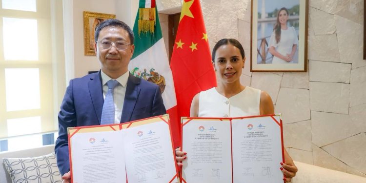 Ana Paty Peralta sostiene  reunión con autoridades de Zhuhai, China