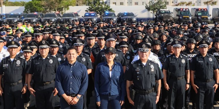 Estefanía Mercado le cumple a las y los policías de Playa del Carmen; anuncia la entrega de un bono económico