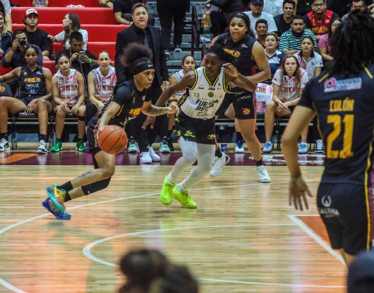 Ana Paty peralta apoya al calor de Cancún femenil en su debut en casa
