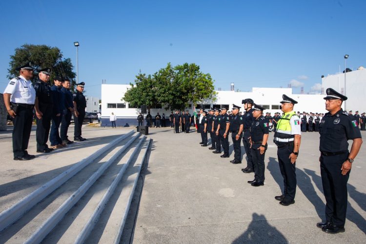 Estefanía Mercado le cumple a las y los policías de Playa del Carmen; anuncia la entrega de un bono económico