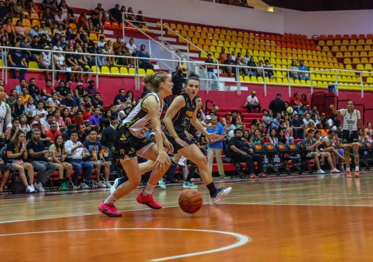 Ana Paty peralta apoya al calor de Cancún femenil en su debut en casa