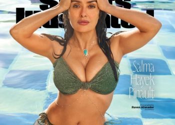 Salma Hayek impresiona usando bikini
