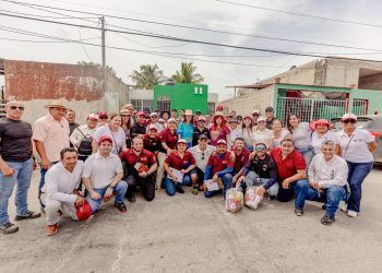 MAMÁS CAMPECHANAS RECIBIERON LA VISITA DE LA GOBERNADORA Y DE LA PRESIDENTA DEL DIF ESTATAL EN SUS DOMICILIOS