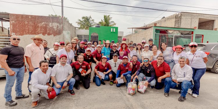 MAMÁS CAMPECHANAS RECIBIERON LA VISITA DE LA GOBERNADORA Y DE LA PRESIDENTA DEL DIF ESTATAL EN SUS DOMICILIOS