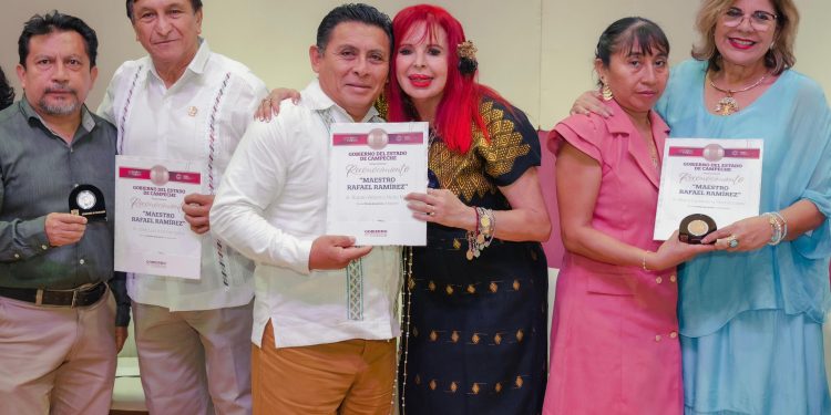 LAYDA SANSORES, GALARDONÓ A 220  DOCENTES CAMPECHANOS