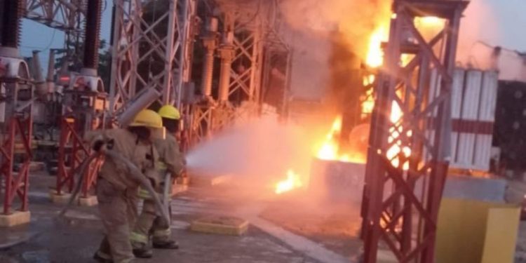 Incendio en centro de carga deja sin luz zona Country de Villahermosa
