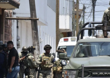 Hombre muere tras lanzarse de un tercer piso para escapar de ataque armado en Acayucan
