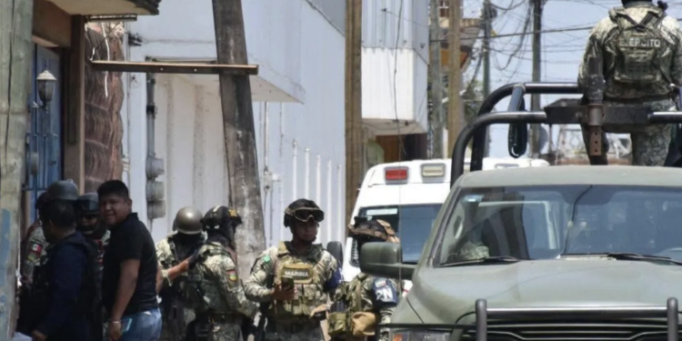 Hombre muere tras lanzarse de un tercer piso para escapar de ataque armado en Acayucan