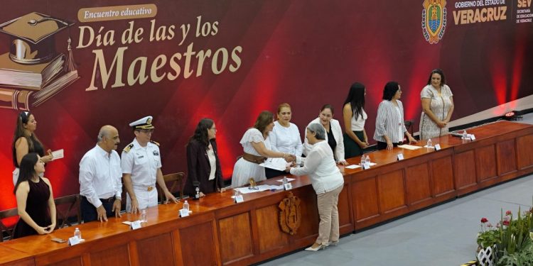 Veracruz reconoce a quienes enseñan no solo con libros, sino con el ejemplo