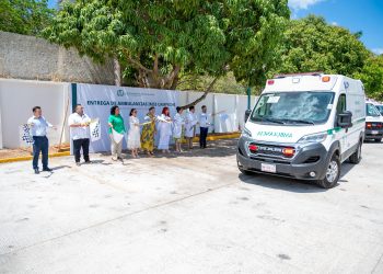 LA GOBERNADORA LAYDA SANSORES DA BANDERAZO A 13 NUEVAS AMBULANCIAS DEL IMSS