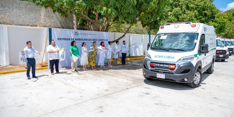 LA GOBERNADORA LAYDA SANSORES DA BANDERAZO A 13 NUEVAS AMBULANCIAS DEL IMSS