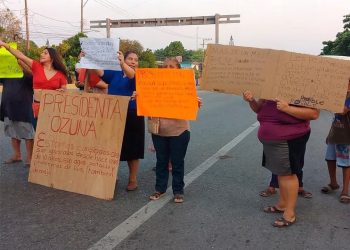 Habitantes de Ocuiltzapotlán bloquean la Frontera–Villahermosa por falta de agua potable