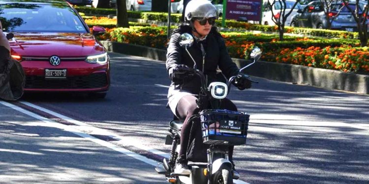 CDMX regulará scooters y bicicletas eléctricas: deberán portar placas y licencia
