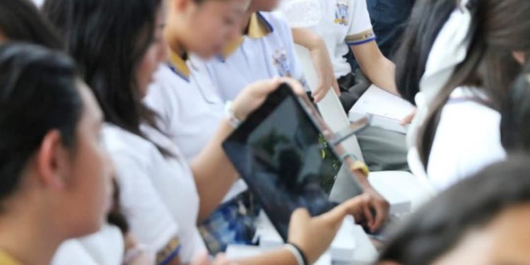 Exhiben a secundaria de Ocuiltzapotlán por cobrar 15 pesos por entrega de tabletas