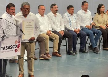 Javier May reconoce a enfermeros con bono de 20 mil pesos