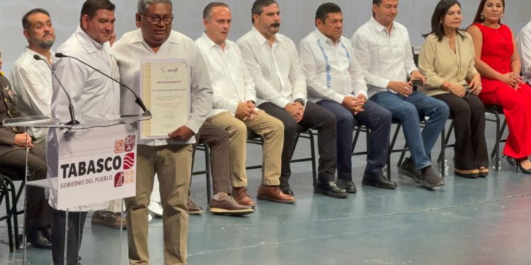 Javier May reconoce a enfermeros con bono de 20 mil pesos