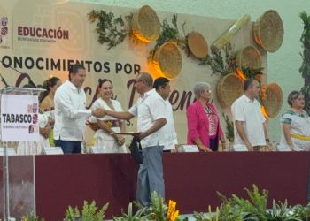 Reconoce Javier May a más de 800 maestros por su trayectoria en las aulas