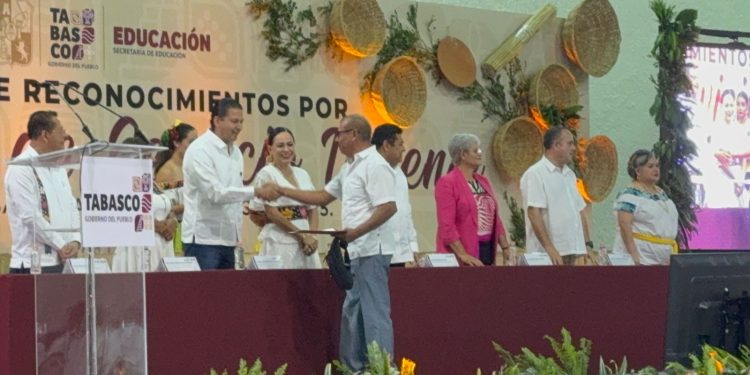 Reconoce Javier May a más de 800 maestros por su trayectoria en las aulas
