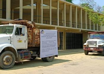 Protestan volqueteros por adeudo en obras del mercado de Gaviotas y Museo del Cacao