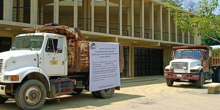 Protestan volqueteros por adeudo en obras del mercado de Gaviotas y Museo del Cacao