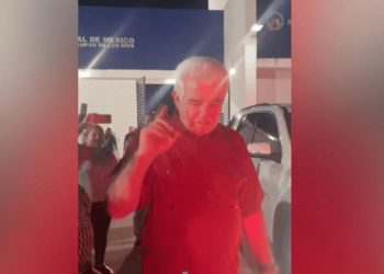 «¡Fuera buitre!» gritan a José Ramiro López Obrador tras reunión en el Tec de los Ríos