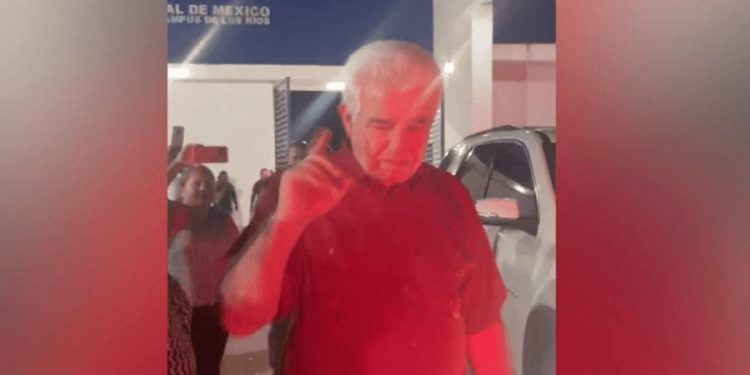 «¡Fuera buitre!» gritan a José Ramiro López Obrador tras reunión en el Tec de los Ríos
