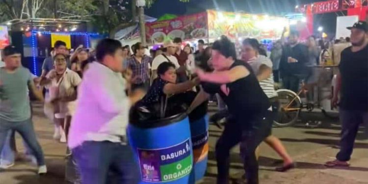 Jóvenes protagonizan pelea en la Feria Tabasco 2025; video se vuelve viral