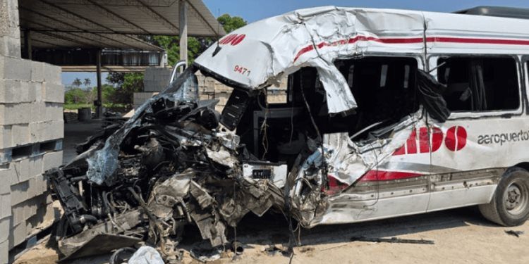 Seis heridos deja accidente entre góndola y transporte de pasajeros en la Villahermosa–Macuspana