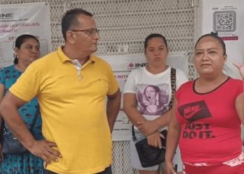Padres cierran escuela con candado en Lomitas por falta de luz y agua; exigen solución antes de elecciones