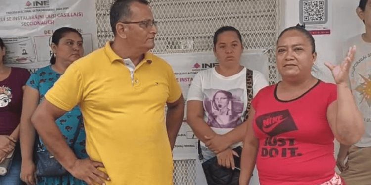 Padres cierran escuela con candado en Lomitas por falta de luz y agua; exigen solución antes de elecciones