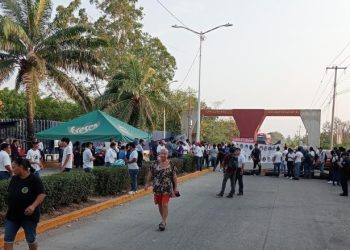 Estudiantes del Tec de Los Ríos bloquean carretera Balancán-Villahermosa en protesta
