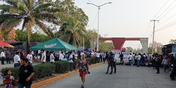 Estudiantes del Tec de Los Ríos bloquean carretera Balancán-Villahermosa en protesta