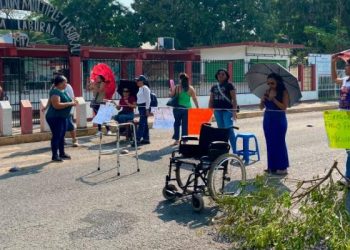 Padres de familia bloquean avenida 27 de Febrero; exigen paso peatonal elevado para alumnos del CAM