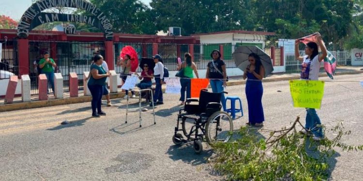 Padres de familia bloquean avenida 27 de Febrero; exigen paso peatonal elevado para alumnos del CAM