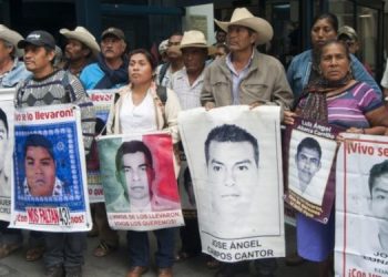 Padres de los 43 normalistas plantean renuncia del fiscal Rosendo Gómez Piedra